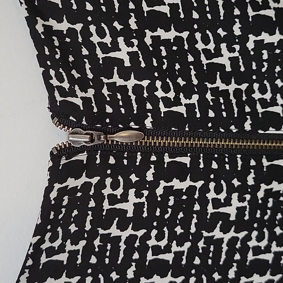 Cabi Sleeveless Black & White Blouse, Size Medium - Picture 7 of 8